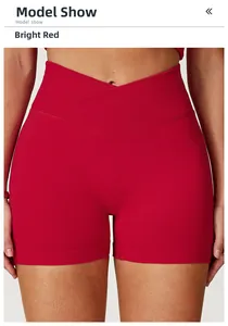 Nahaufnahme roter Yoga-Shorts mit V-Kreuz-Bund und gerippter Textur für Damen