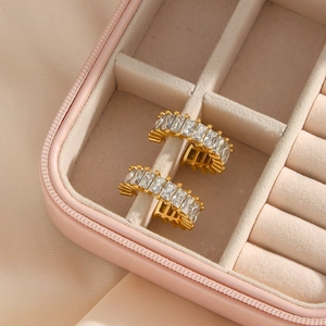 Élégantes boucles d'oreilles en C plaquées or 18K avec zirconiums sur de la soie