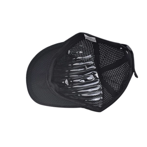 Detalle interior de gorra de malla negra con tejido transpirable y costuras de alta calidad