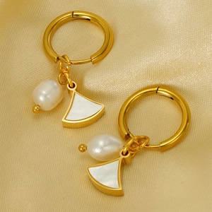 Créoles En Künstliche Perles En Forme D'éventail Acier Inoxydable Plaqué Or 18K Vintage Élégant Pendentifs En Coquillage Pour Femmes
