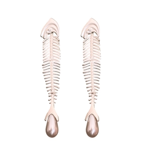 Silberne Fischgrätenohrringe mit Zirkonia und tropfenförmigen Perlenanhängern auf Weiß