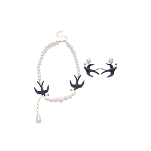 Pearl necklace and swallow earrings set with blue pendants and teardrop pearls