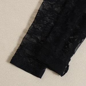 Primer plano de la intrincada textura de encaje negro y los patrones de tejido