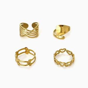 Ensemble de 4 bagues en acier titane plaqué or 18 carats avec lignes irrégulières et cœurs