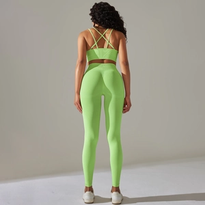 Détail d'un ensemble de yoga côtelé vert néon sans couture avec brassière dos croisé