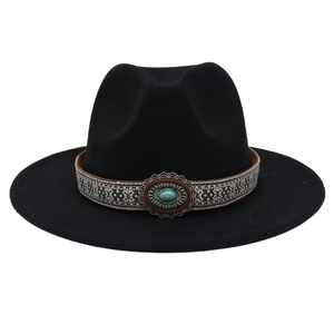 Détail de boucle turquoise vintage et ruban ethnique sur chapeau en feutre de laine noir