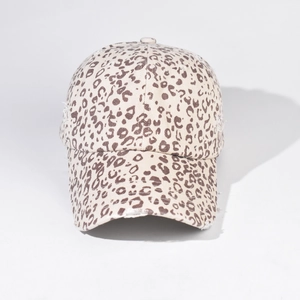 Dettaglio cappello baseball leopardato con bordi usurati e finitura in stile vintage