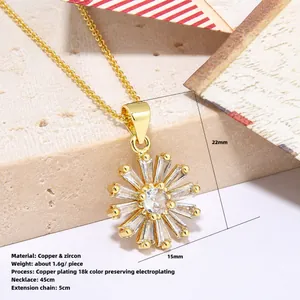 Dettaglio di pendente a margherita in rame placcato oro 18k con zirconi incastonati