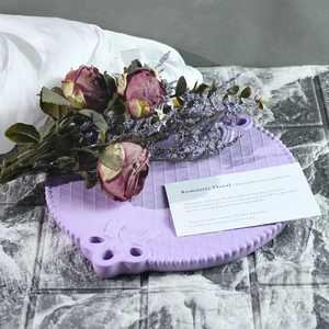 Texture a reticolo di un vassoio in silicone lavanda con bordi smerlati decorativi