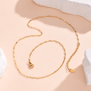 Detail shot of golden necklace chain with K18 engraved hallmark and lobster clasp