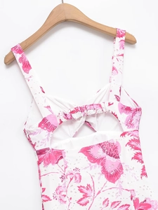 Gros plan sur la broderie anglaise fleurie rose et le lien élastique au dos de la robe