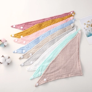 Détails de bavoirs pour bébé en mousseline de coton avec texture douce et boutons