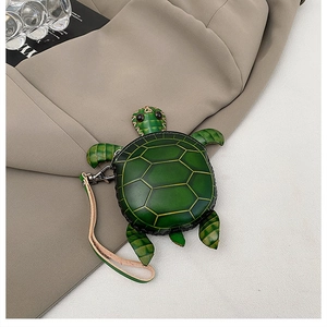 Détail macro du mignon porte-monnaie tortue en cuir vert avec fermeture éclair