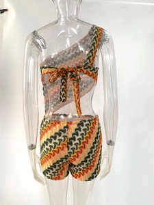 Détail de l'ensemble deux pièces en crochet coloré avec épaule nouée et motif zigzag