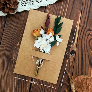 Detailed size view of kraft greeting card with dried orange rose bouquet and dimensions