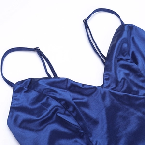Détail de la robe en satin bleu foncé avec bretelles réglables et texture fine et soyeuse