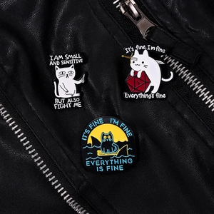 Gros plan détaillé des pin's chat noir et badges de dés sur une veste en cuir noir