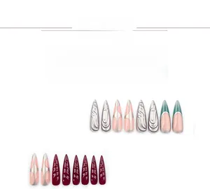 Détail des faux ongles 3D stiletto rose et argent avec une finition nacrée brillante