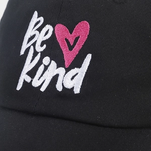 Casquette de baseball en coton noir avec broderie Be Kind et détail de cœur rose