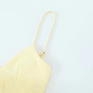 Top senza maniche giallo pallido con scollo a V, spalline sottili e bordo in tulle a pieghe
