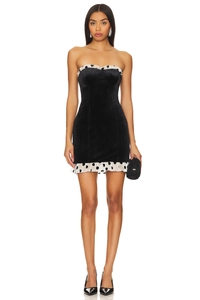 Robe courte en velours noir avec volants à pois blancs sur le buste et l'ourlet