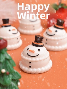 Détail macro de bonshommes de neige miniatures en résine avec chapeaux hauts-de-forme