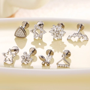 Lot de boucles d'oreilles cartilage en titane F136 avec divers motifs en zircon