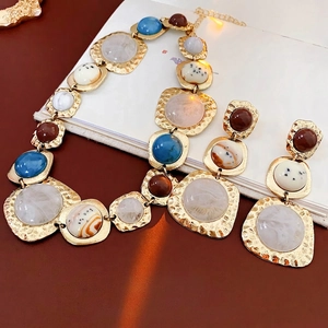 Vintage Jewelry Set Hammered Alloy Resin Drop Earrings With Silver Earring Post And Necklace For Women Retro Bohemian