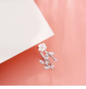 Macro shot of S925 sterling silver daisy ring with cubic zirconia leaf pattern detail
