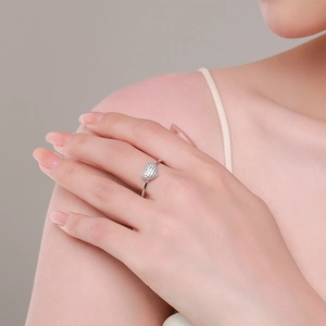 925 Sterling Silber Herzring mit Pavé-Mikrodiamanten getragen von einem Modell
