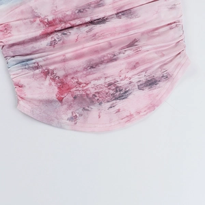 Λεπτομέρεια ροζ tie-dye μπλούζας με διπλή ραφή και πλαϊνό σούρωμα με κορδόνι