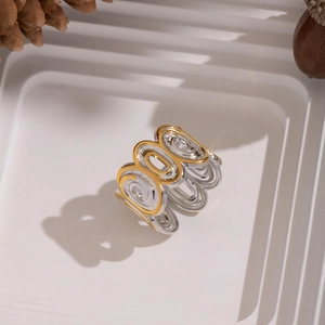 Künstlerischer zweifarbiger Breitring mit Wirbel-Hohlmuster aus Gold und Silber Edelstahl