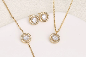 Détail de l'ensemble de bijoux en acier plaqué or 18K avec cristaux de zircone ronds