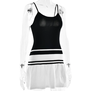 Détail de la robe en tricot bicolore avec bustier noir et jupe plissée blanche