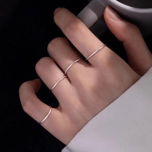 Minimalistisches Edelstahl Ring Set in Silber für Damen an verschiedenen Fingern