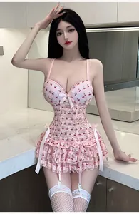 Dettaglio completo completo di lingerie in pizzo rosa con stampa ciliegia e fiocchi rosa