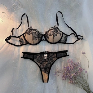 Lingerie Sexy En Dentelle Soutien-Gorge Et String Broderie Florale Maille Armatures Pendentif Coeur Strass Transparent Respirant Push Up