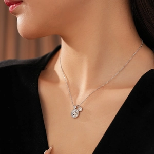 Gros plan du collier pendentif étoile et lune avec zircons porté sur le cou