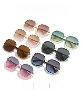 Collezione di occhiali da sole squadrati rétro in sette colori di montature e lenti diverse