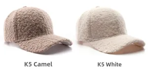 Dettaglio dei cappellini da baseball in pile cammello e bianco con morbida trama