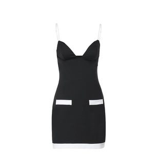 Vestido corto ajustado con cuello en V y detalles en contraste blanco y negro