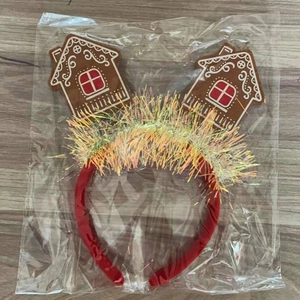 Détail du serre-tête de Noël avec guirlande holographique et décor de maison en pain d'épices