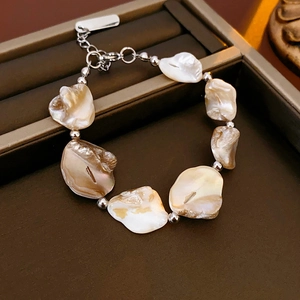 Vue détaillée du bracelet en perles de coquillage et boules argentées dans son écrin