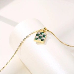 Collier en or avec pendentif rectangulaire en damier serti de pierres vertes et blanches