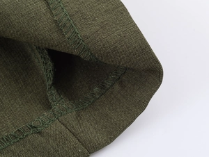 Gros plan sur le tissu en coton vert olive avec coutures détaillées et finitions soignées