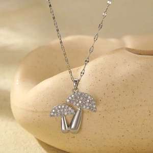 Détail du collier pendentif champignon en argent avec zircons étincelants micro-pavés