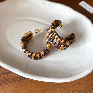 Orecchino a cerchio a C in acrilico con trama leopardata in pelle e perno dorato