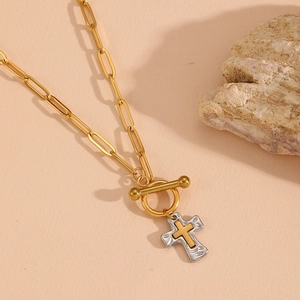 Collier croix bicolore en acier titane avec chaîne trombone et fermoir à bascule OT
