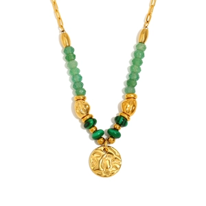 Collier en acier inoxydable plaqué or 18K avec perles émeraude et pendentif rond martelé
