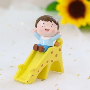 Figura infantil de resina con tobogán de jirafa amarilla para decoración de tarta